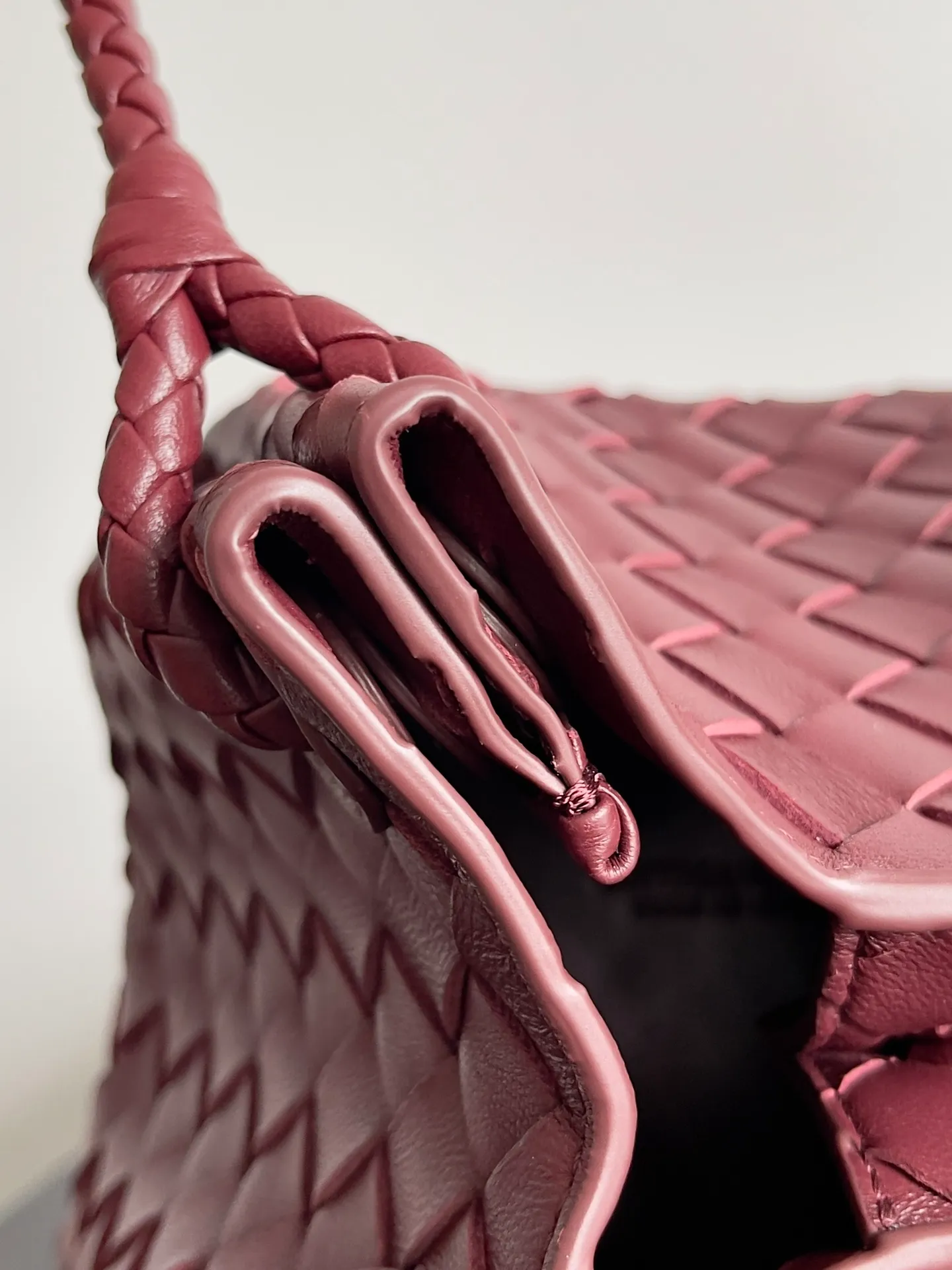 Batch 1760 BV home is new! Andiamo combines the Bottega Veneta archive parachute handbag to inherit retro elements and integrate modern trends. The same style as Shu Qi's in Beijing Night. It is a continuation of the classic bag. It has three functions: hand carry, shoulder and cross-body. It is embellished with metal brass knot buckles. It is small and has an amazing capacity. It can easily hold sunglasses in a box / small bottle of water / powder powder / charger and other daily necessities when going out. The upper body is versatile. Style number: 796569 Size: 21*17*16.5cm
